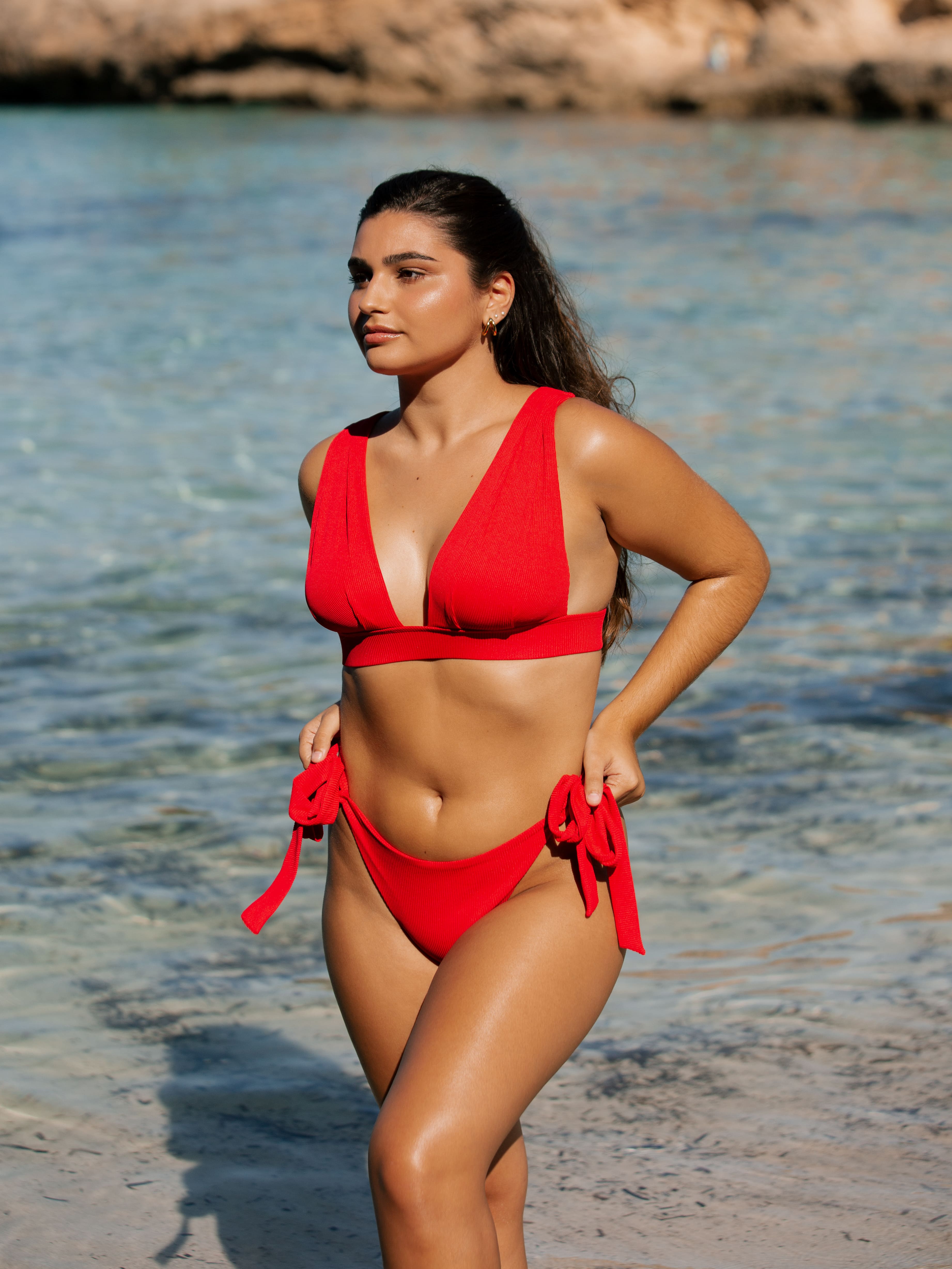 Frau Bikini Top und Bottom rot gerippt Palmar am Meer