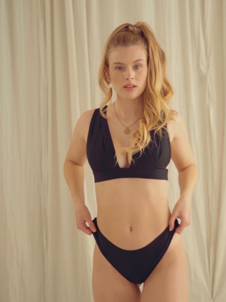 try on Bikini schwarz recyceltem stoff Palmar Swimwear