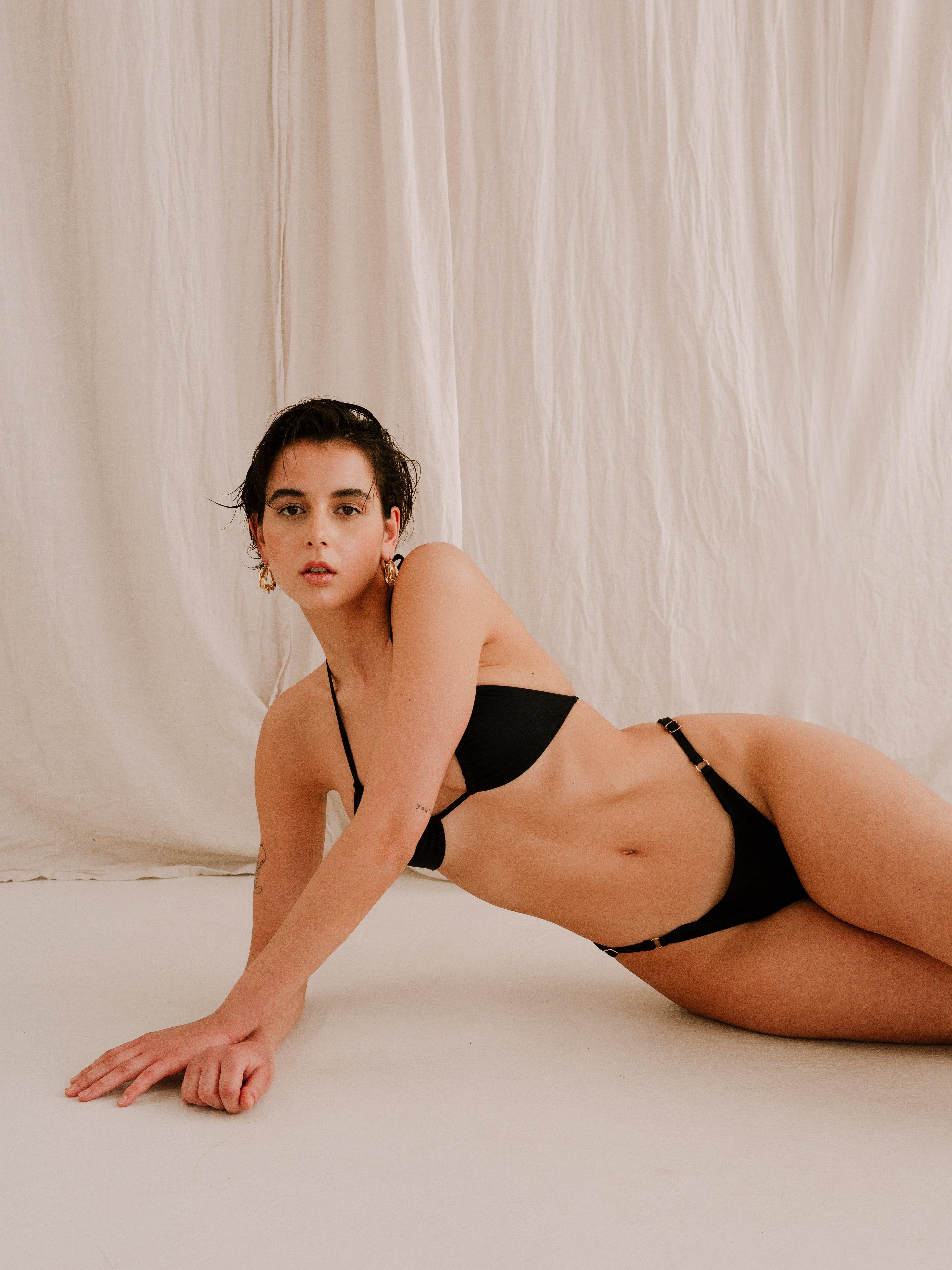 Model Bikini Top Und Bottom recyceltem Stoff schwarz Palmar