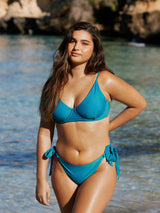 Bikini Top und Bottom blau nachhaltig Model am Meer Palmar