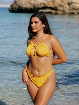 Bikini Top und Bottom gelb premium Stoff Model im Meer