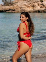 Bikini Top und Bottom rot am Meer seitlich am Model