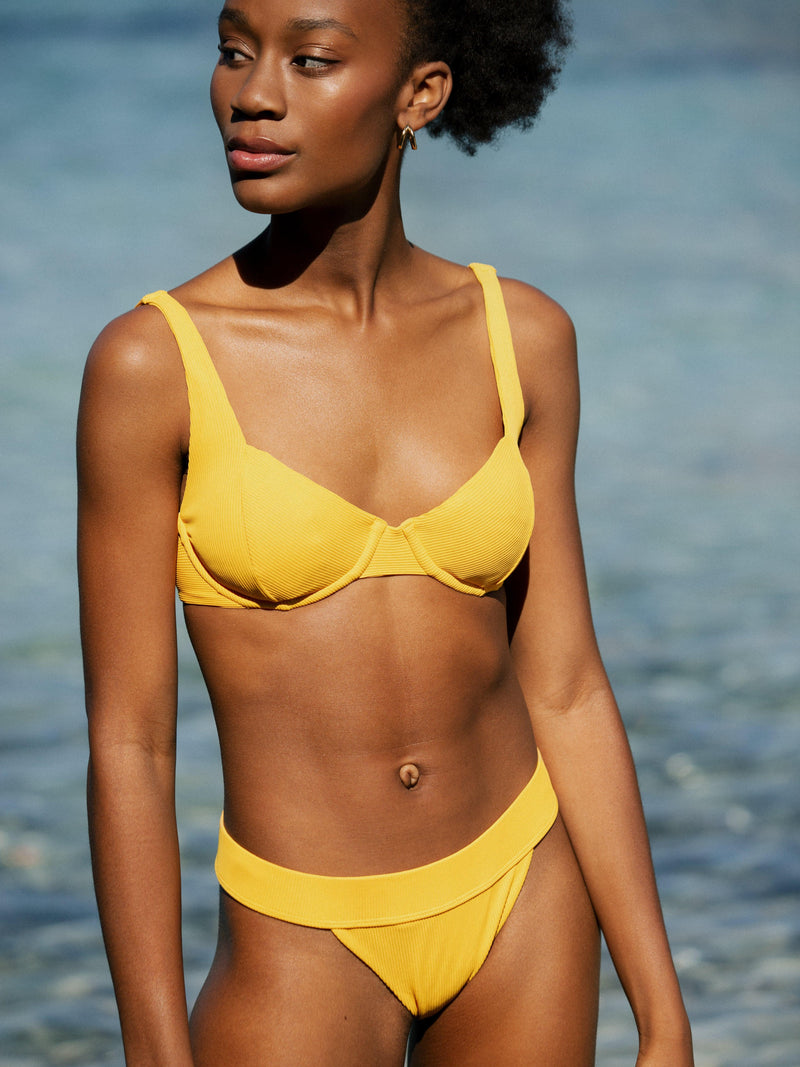 Model im Bikini Top und Bottom in gelb