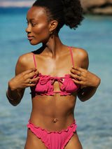 Model im Palmar Bikini pink recyceltem Stoff am Meer 