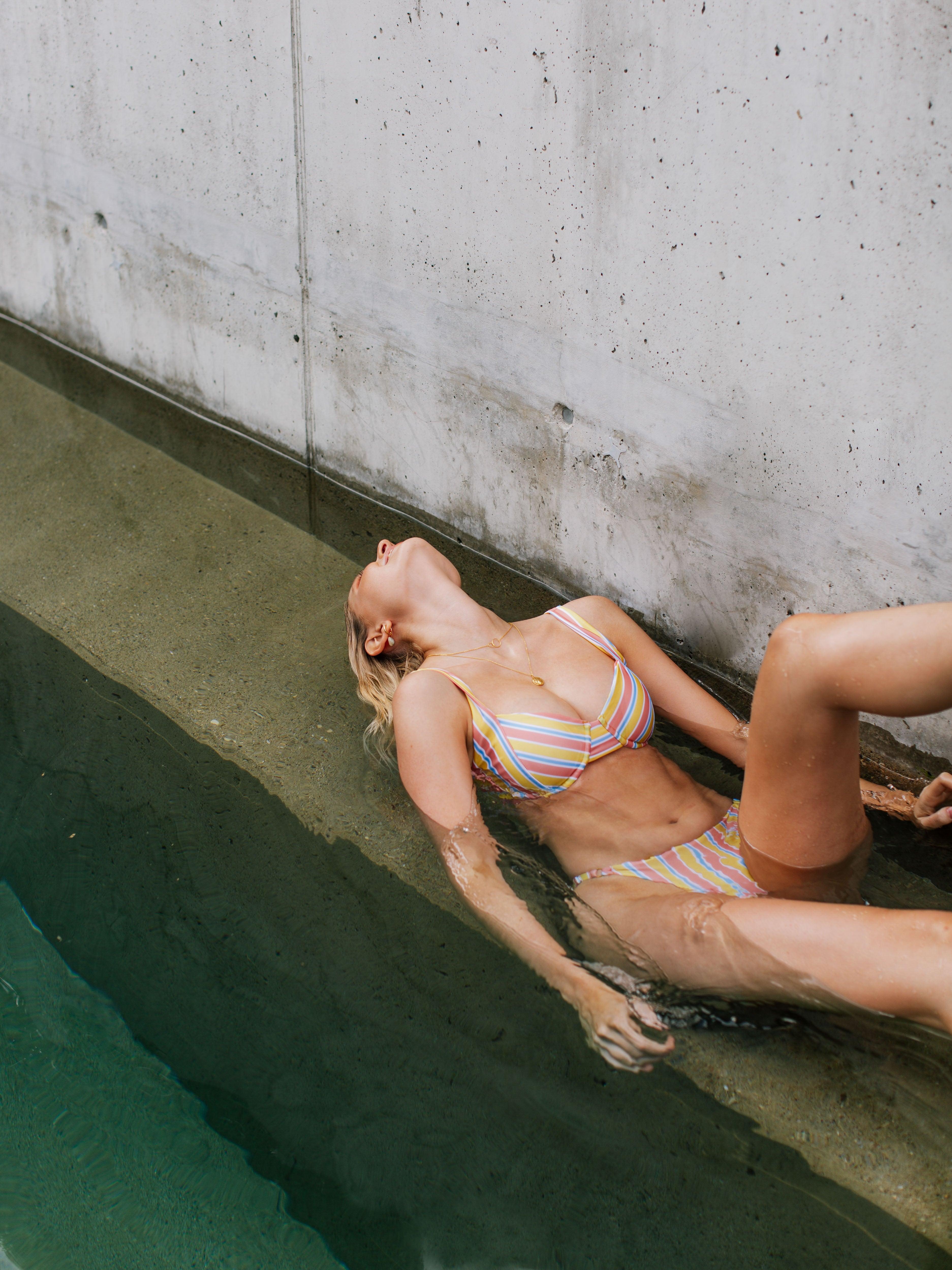 Model im Pool mit Bikini Oberteil und Unterteil gemustert von Palmar