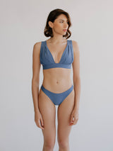 Model im Bikini blau recyceltem Stoff Palmar Swimwear