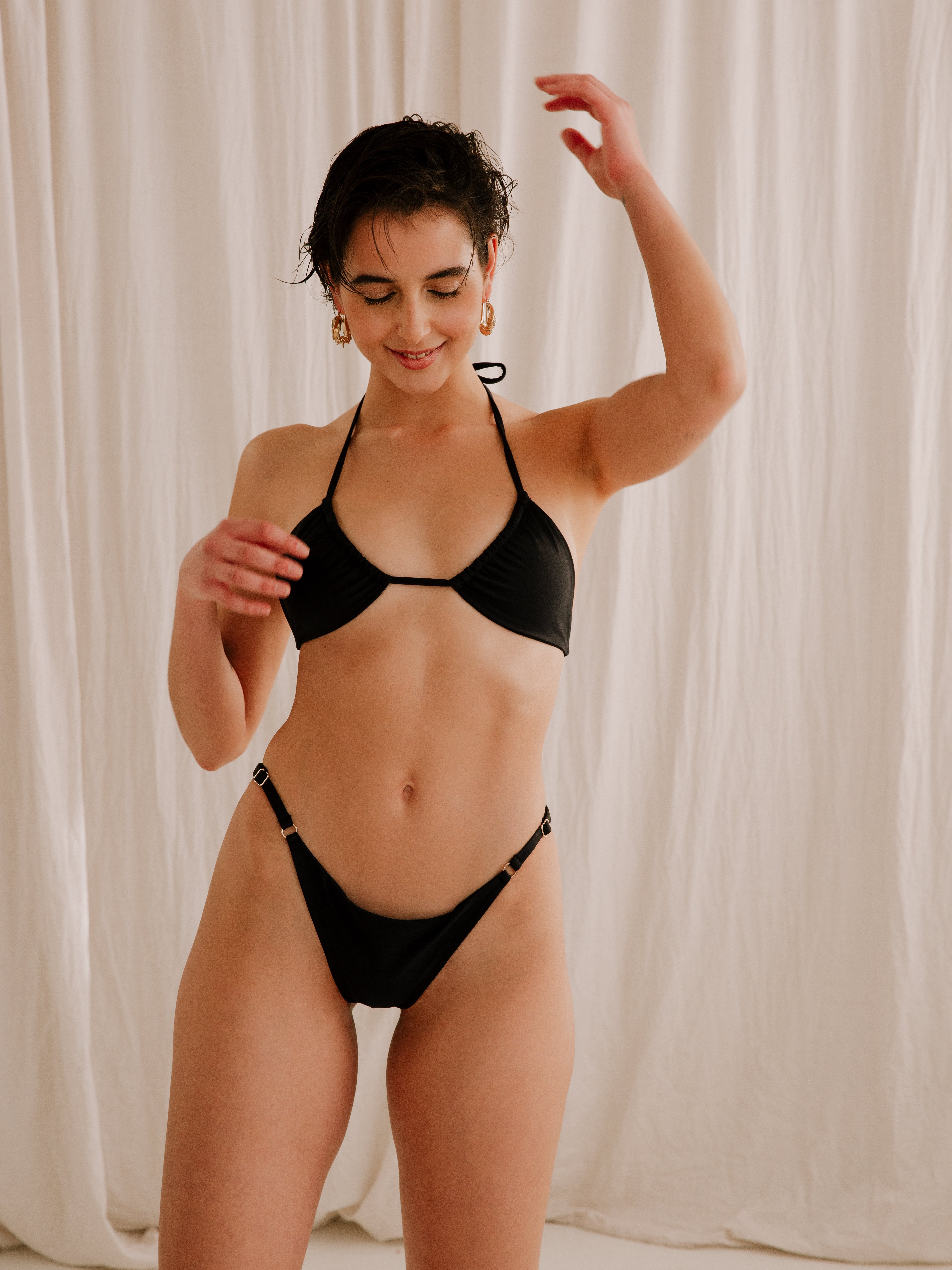 Model im Palmar Bikini schwarz recyceltem Stoff 