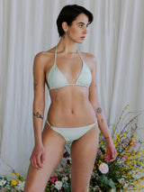 Model Bikini grün weiss gemustert Blumen Hintergrund Palmar