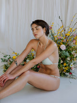 Model Bikini Top und Bottom grün weiss gemustert Blumen Hintergrund