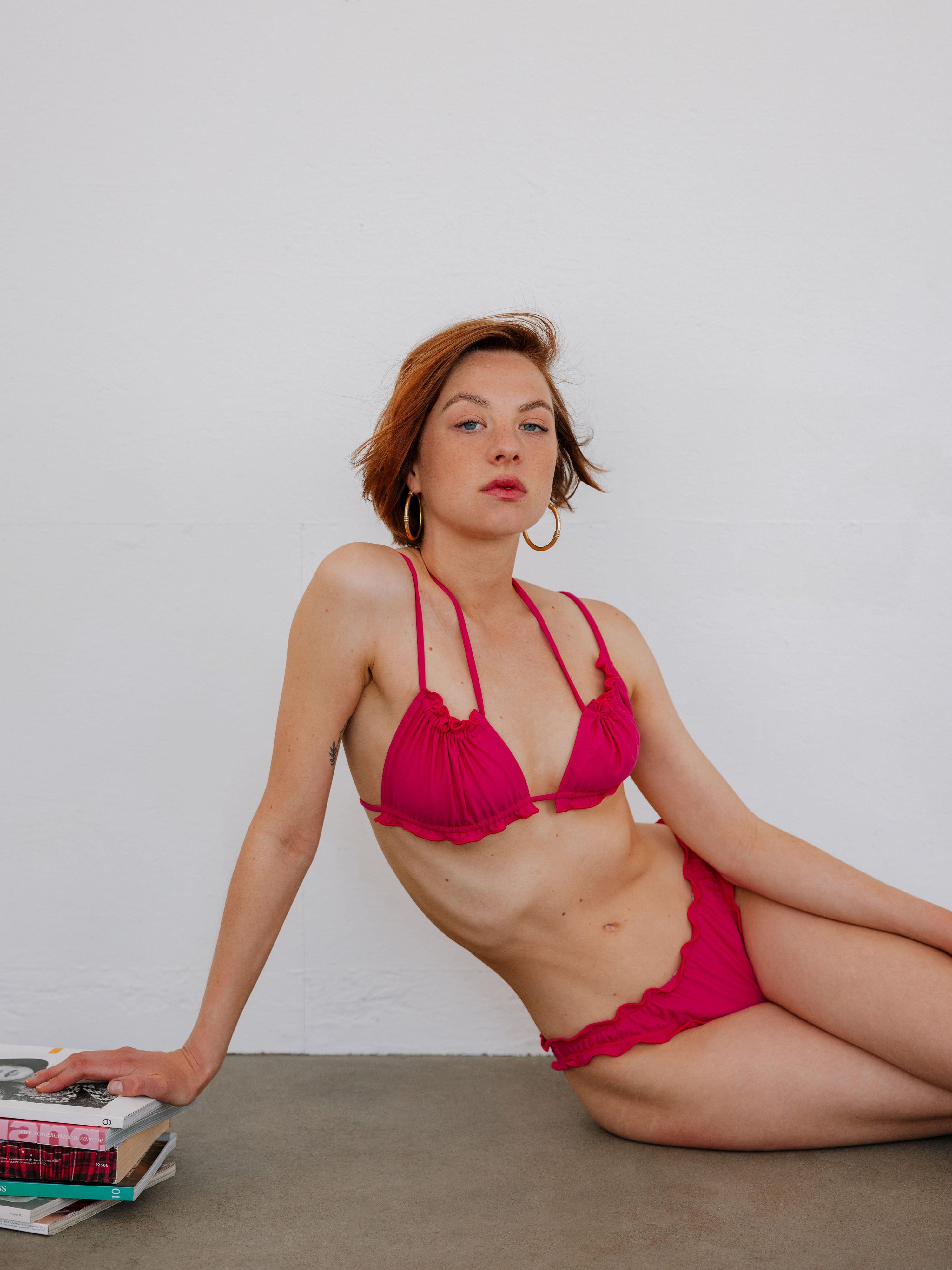 Model im Palmar Bikini pink nachhaltig feminin 